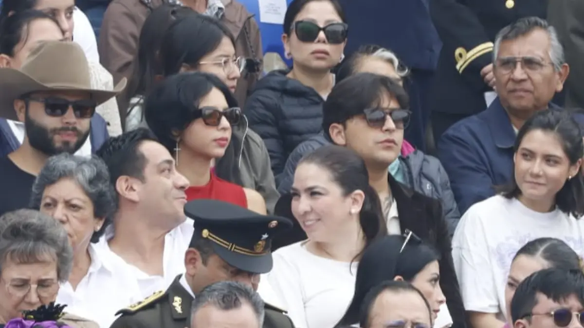 Ángela y Nodal en desfile militar